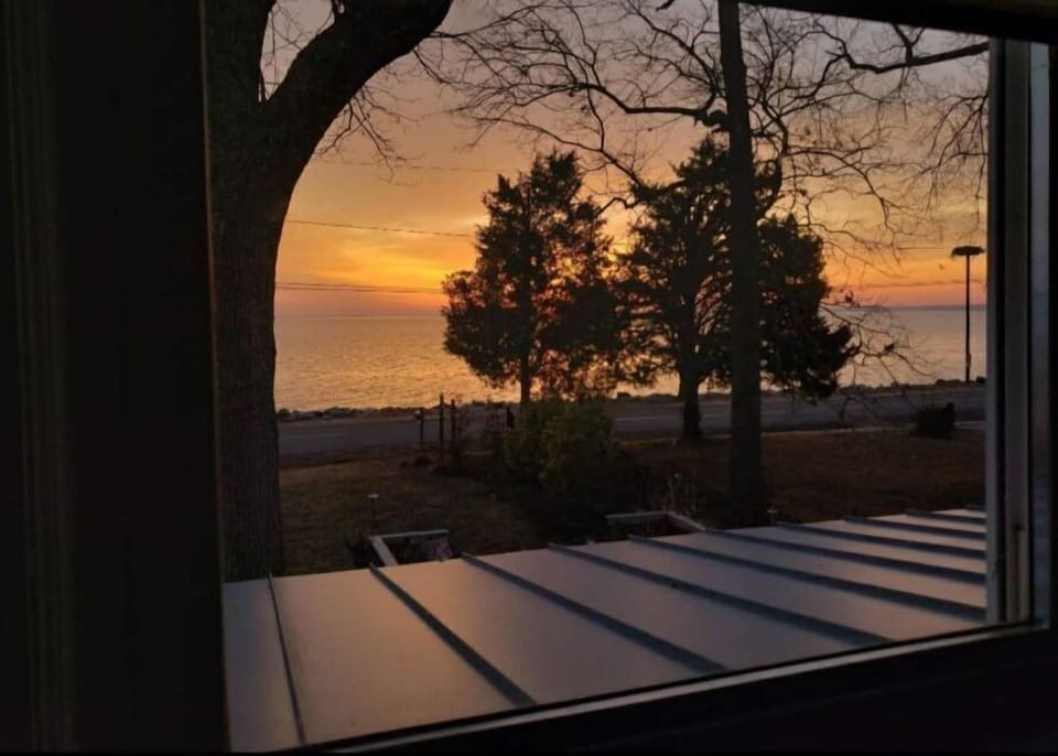 Sunrise from the river view crab bedroom