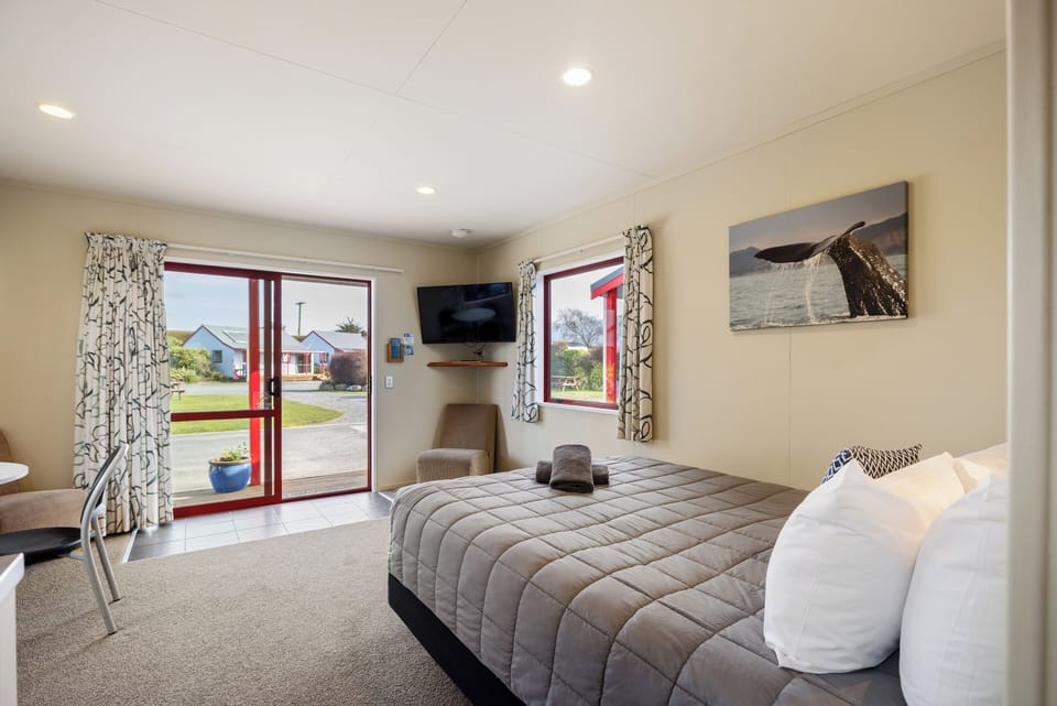 Superior Studio - Sleeps 3 | WiFi (free), bed sheets