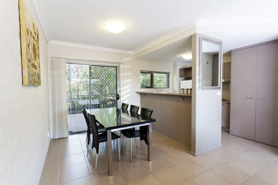 Apartment, 2 Bedrooms | In-room dining
