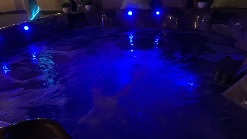 Indoor spa tub