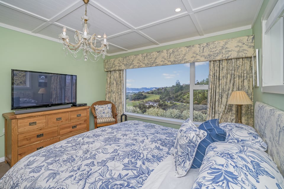 Tui Suite | 1 bedroom, Egyptian cotton sheets, premium bedding, down comforters