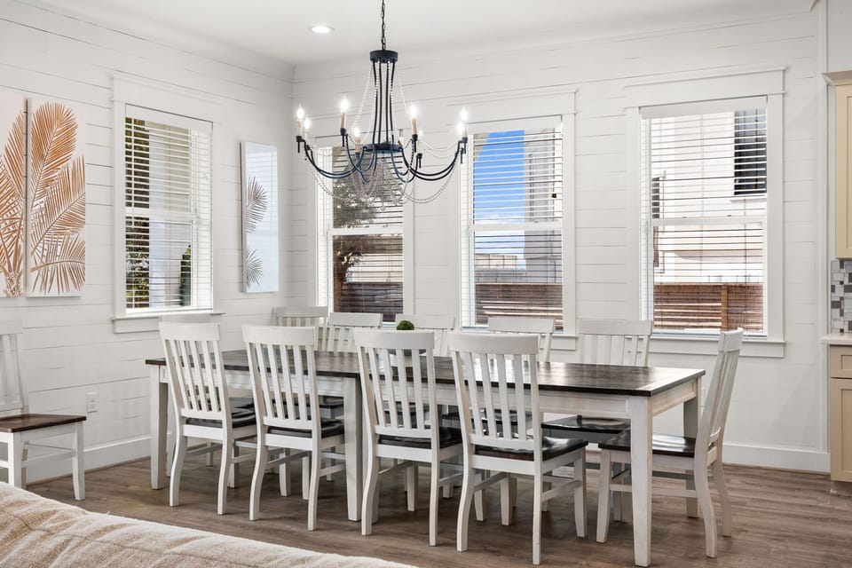 Spacious Dining Table Overlloking The Pool