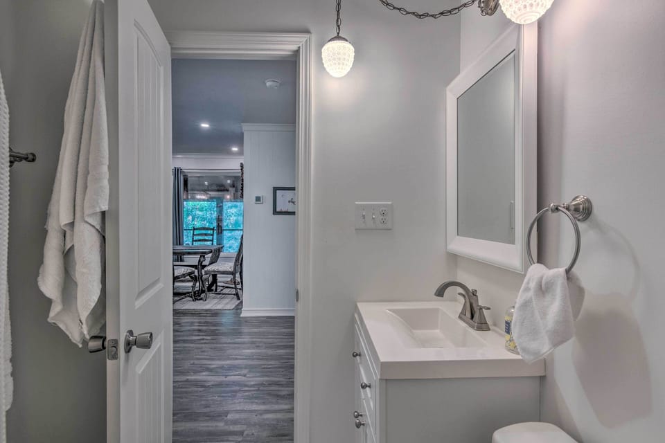 Full Bathroom | Complimentary Toiletries