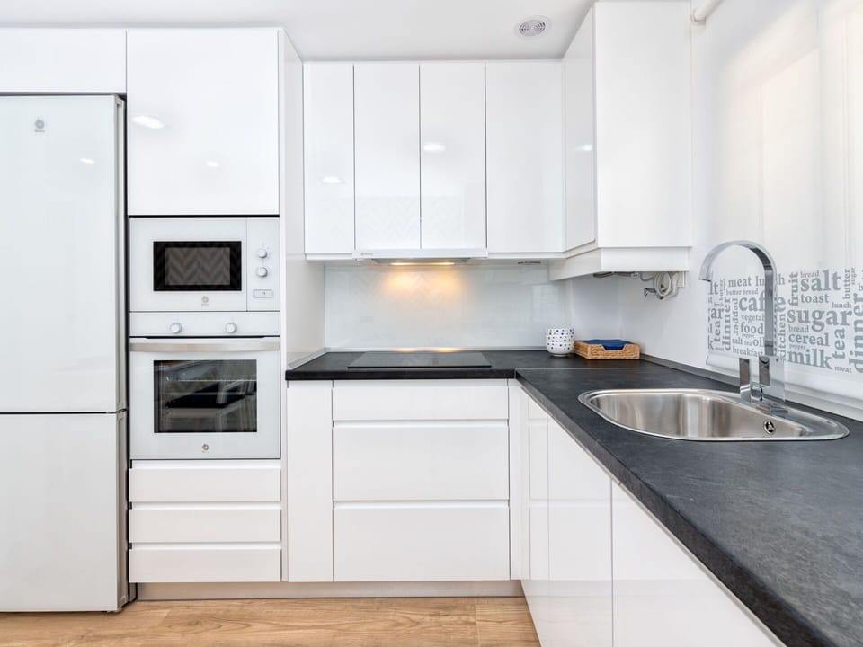 Kitchen Sink, Cabinetry, Countertop, Sink, Property, Tap, Building, Kitchen, Wood, Interior Design
