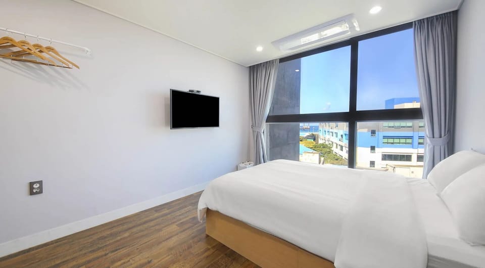 Deluxe Double Room | Down comforters, laptop workspace, free WiFi, bed sheets
