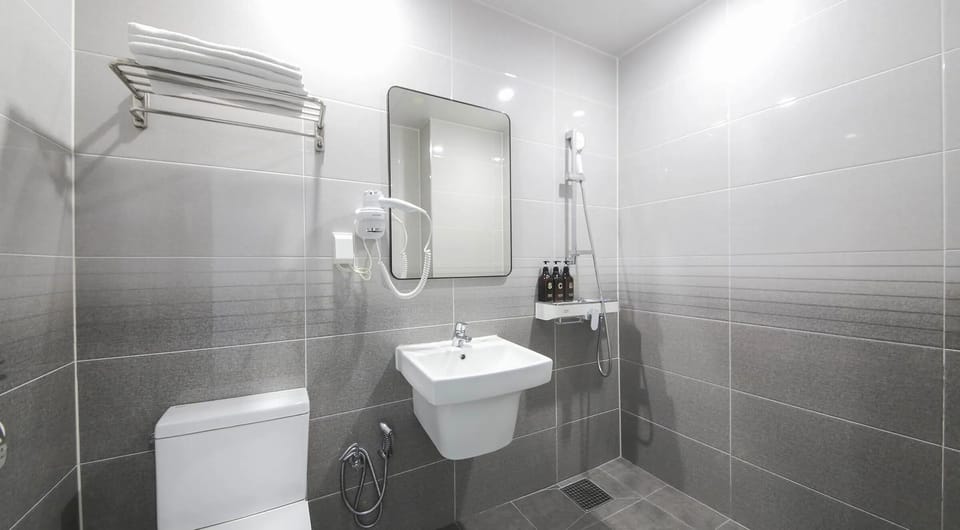 Deluxe Double Room | Bathroom | Shower, hair dryer, slippers, towels