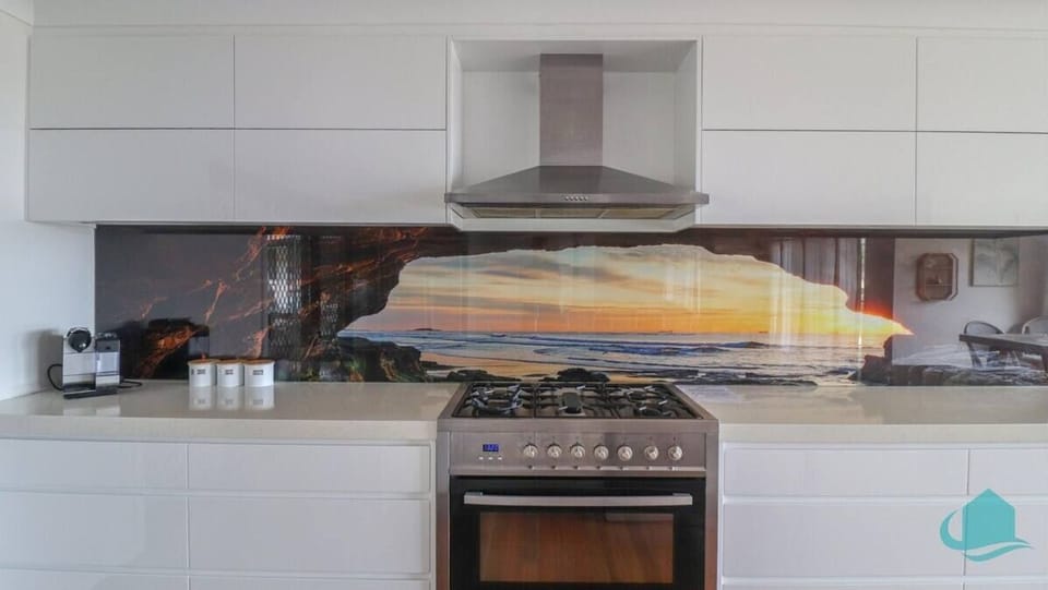 Kitchen with a splashback of the Caves