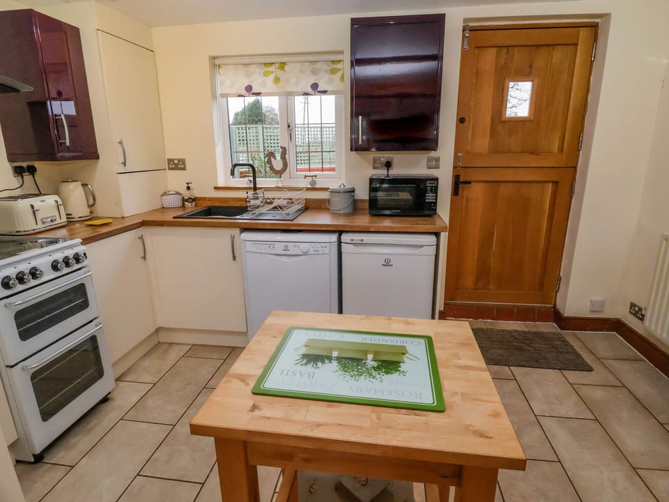 Cottage | Private kitchen | Fridge, microwave, dishwasher, cookware/dishes/utensils