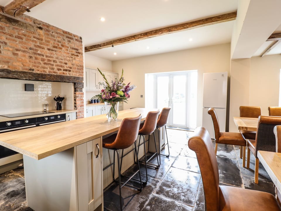 Cottage | Private kitchen | Fridge, microwave, dishwasher, cookware/dishes/utensils