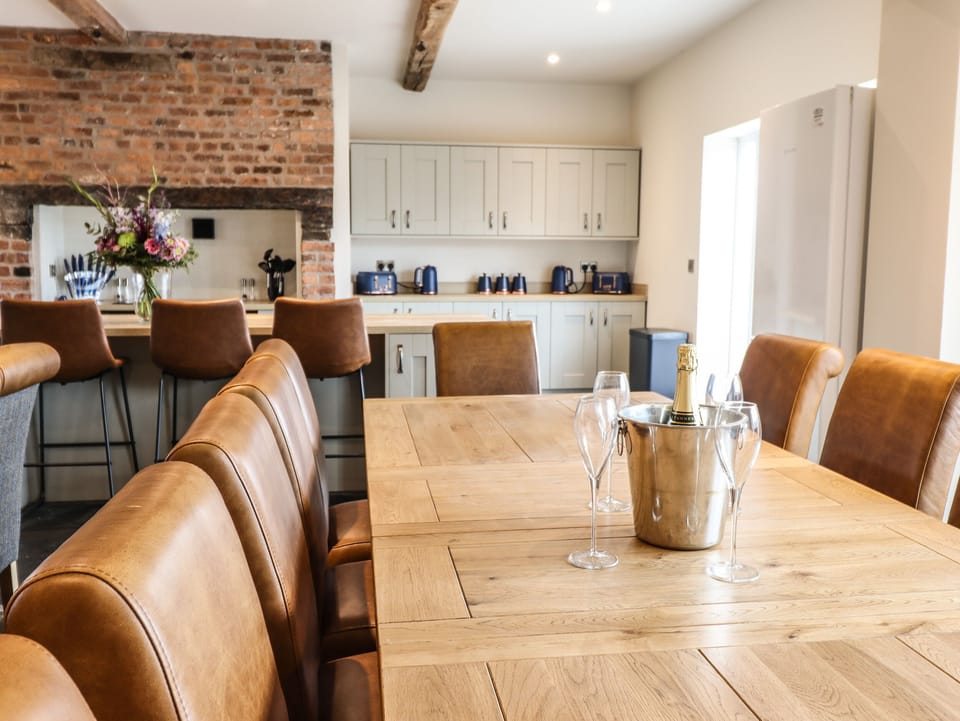 Cottage | Private kitchen | Fridge, microwave, dishwasher, cookware/dishes/utensils