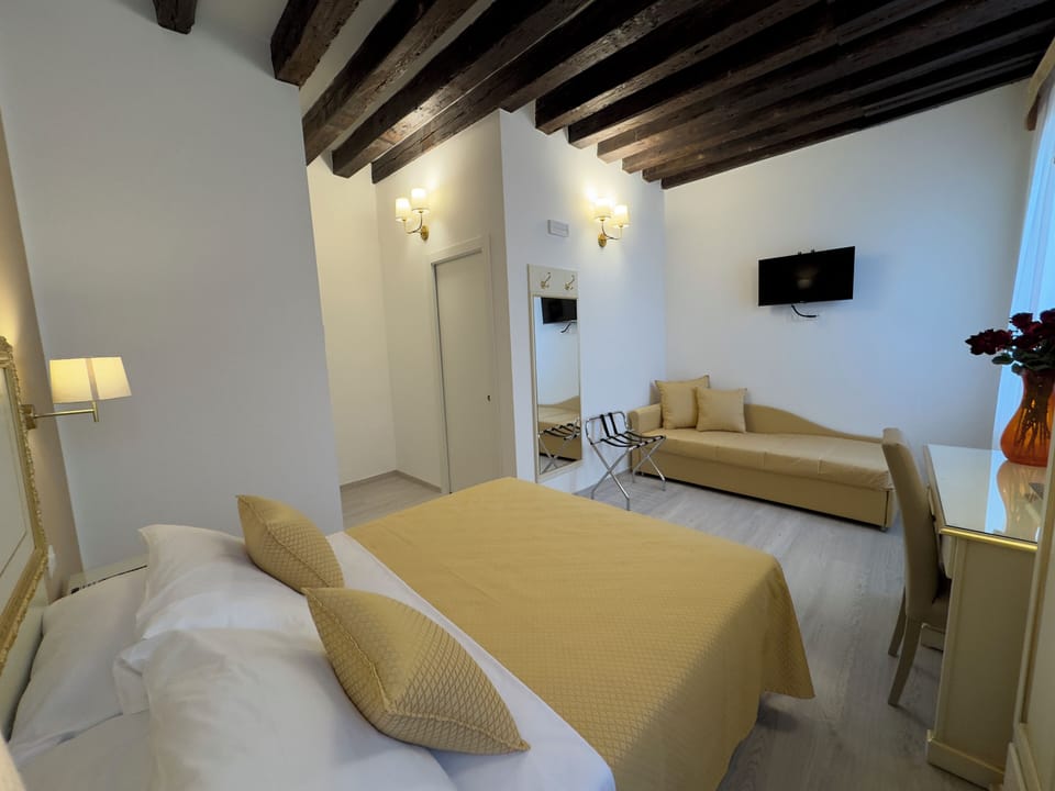 Superior Double Room | Down comforters, desk, laptop workspace, soundproofing