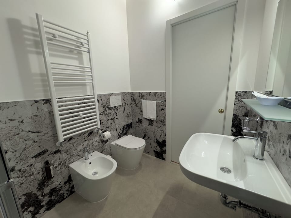 Superior Double Room | Bathroom | Shower, rainfall showerhead, hair dryer, towels