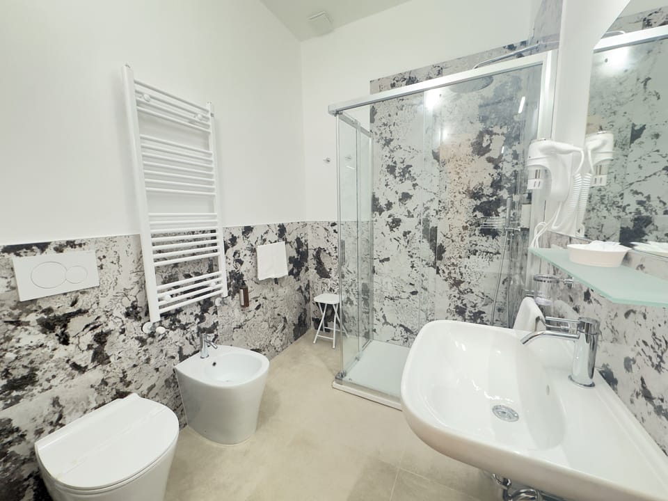 Superior Double Room | Bathroom | Shower, rainfall showerhead, hair dryer, towels