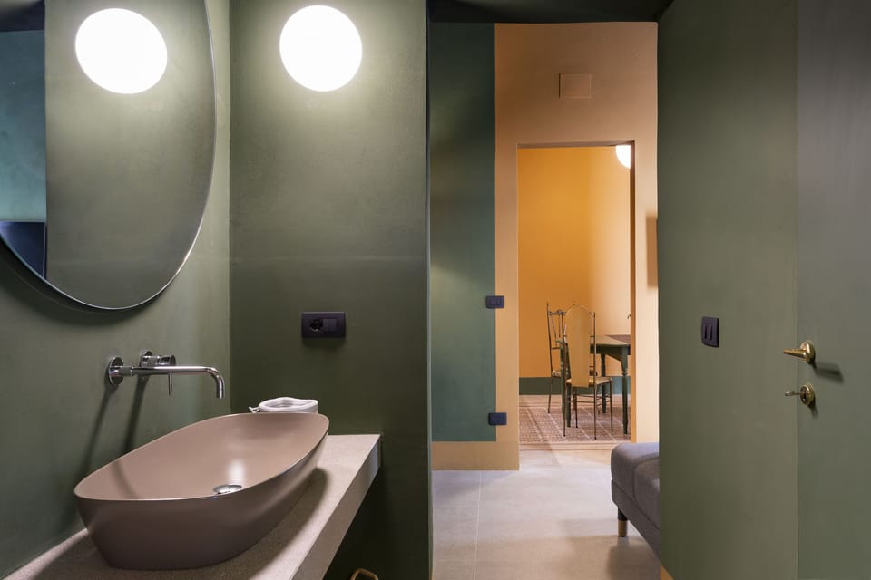 Deluxe Apartment | Bathroom | Shower, towels