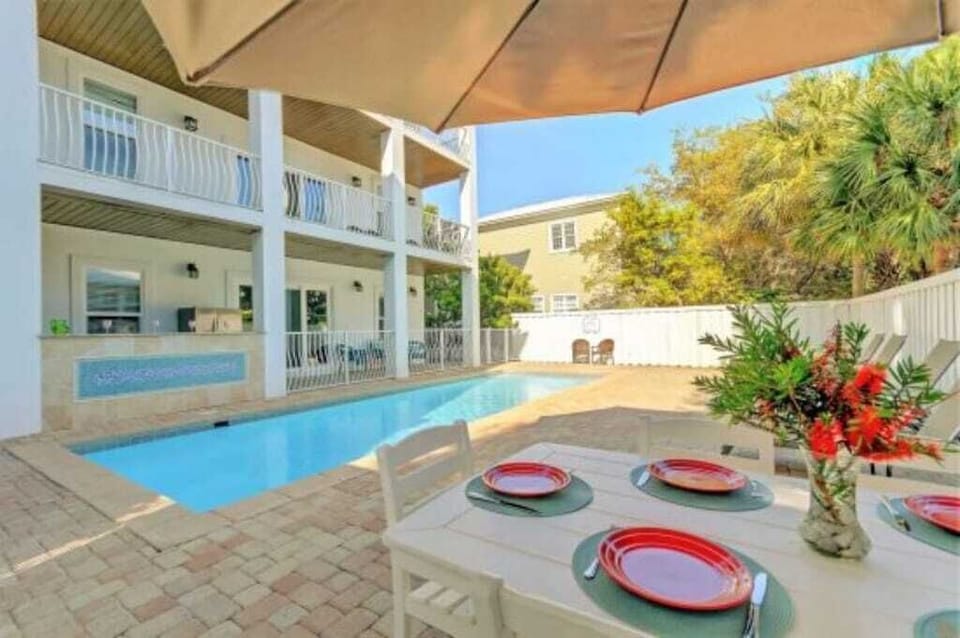 Nothing beats a meal around the pool with friends