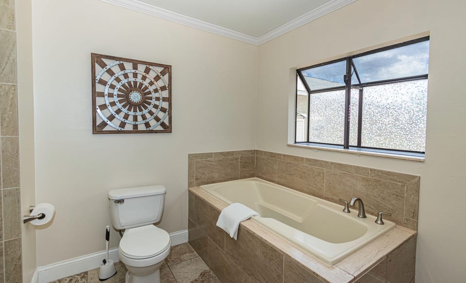Main bathroom - garden tub