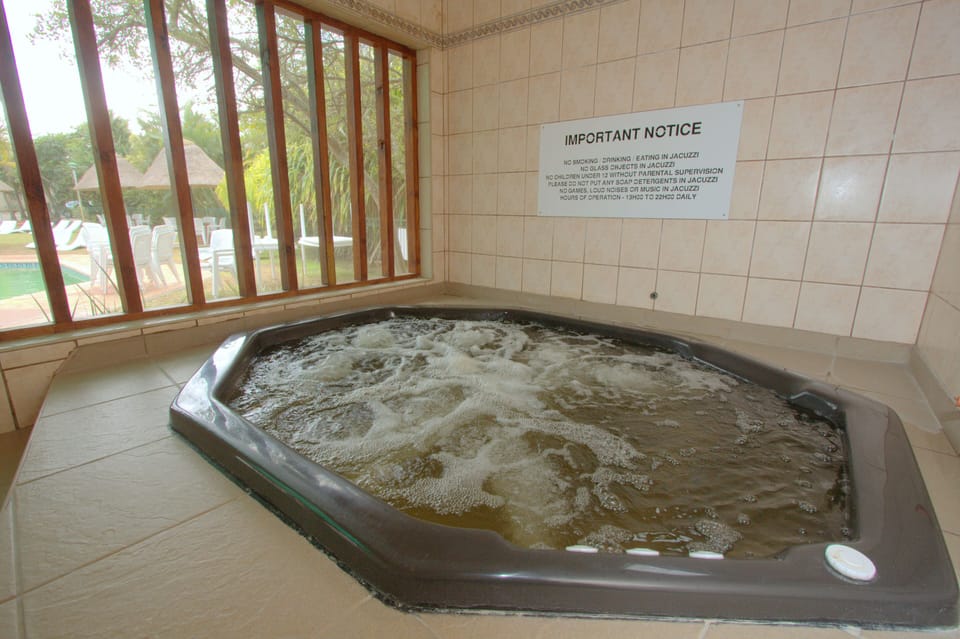 Chalet, 3 Bedrooms, 2 Bathrooms | Bathroom | Separate tub and shower, free toiletries, soap, shampoo