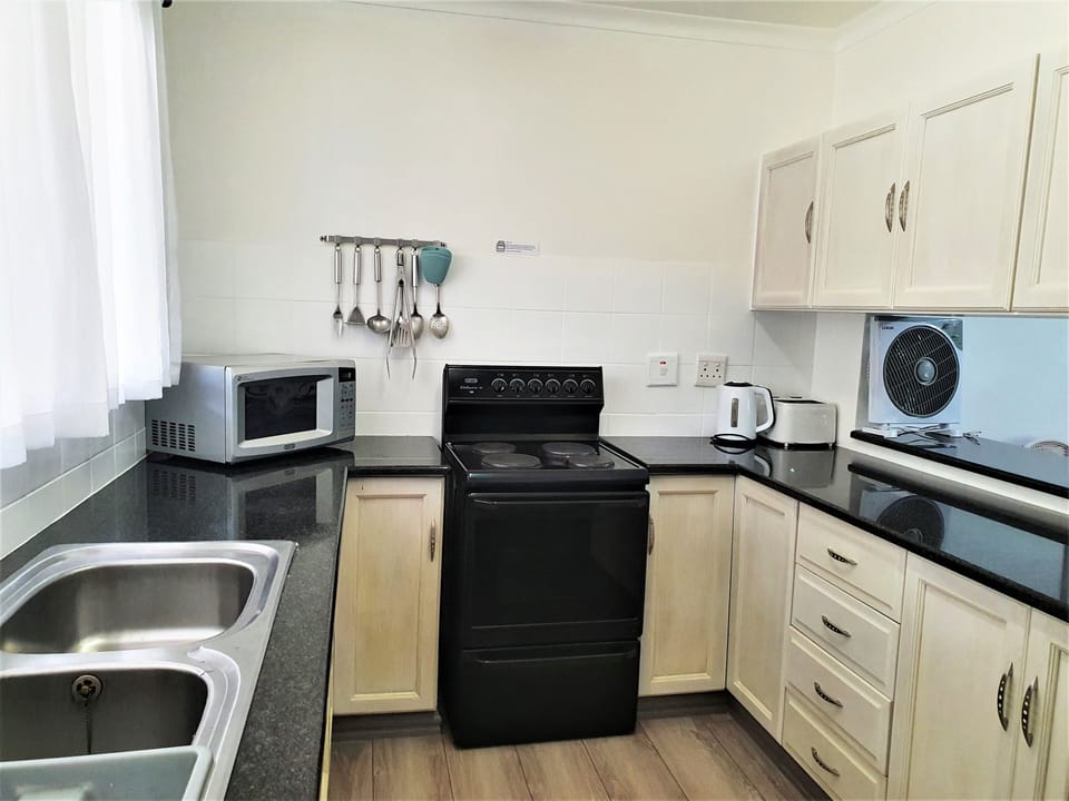 Chalet, 3 Bedrooms, 2 Bathrooms | Private kitchen | Full-size fridge, microwave, oven, stovetop