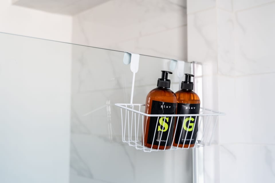 Double Room | Bathroom | Shower, rainfall showerhead, eco-friendly toiletries, hair dryer
