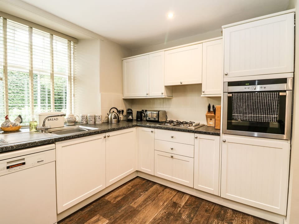 Cottage | Private kitchen | Fridge, dishwasher, electric kettle, toaster
