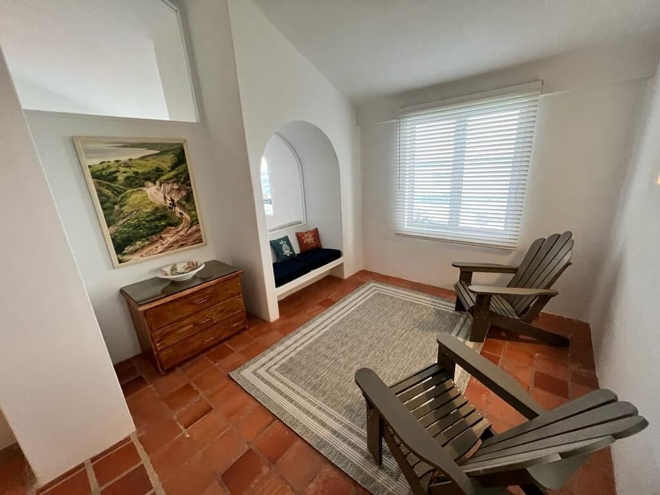 Oceanfront 1 Bedroom King | Living area