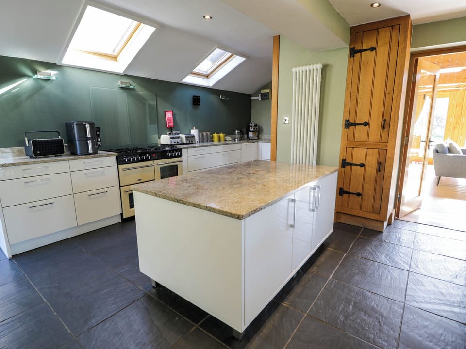 Cottage | Private kitchen | Fridge, microwave, dishwasher, electric kettle