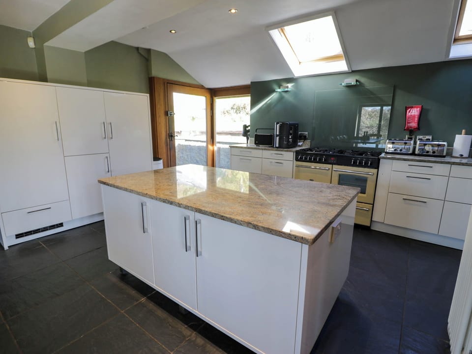 Cottage | Private kitchen | Fridge, microwave, dishwasher, electric kettle