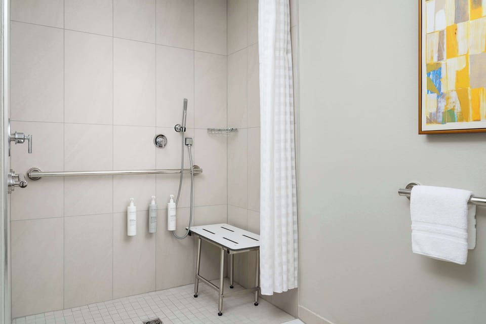 Guest room bath