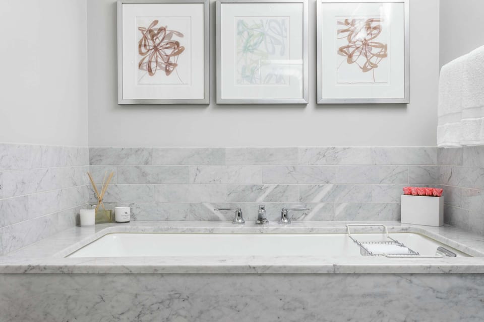 Guest room bath