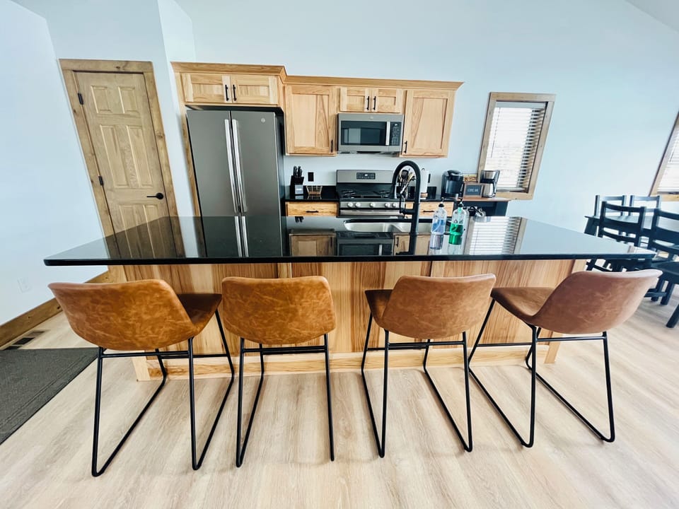 Fully equipped kitchen with oven, gas range, microwave, ice maker