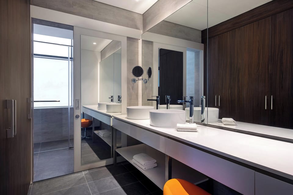 Aloft Room, 2 Single Beds, Non Smoking | Bathroom | Free toiletries, slippers