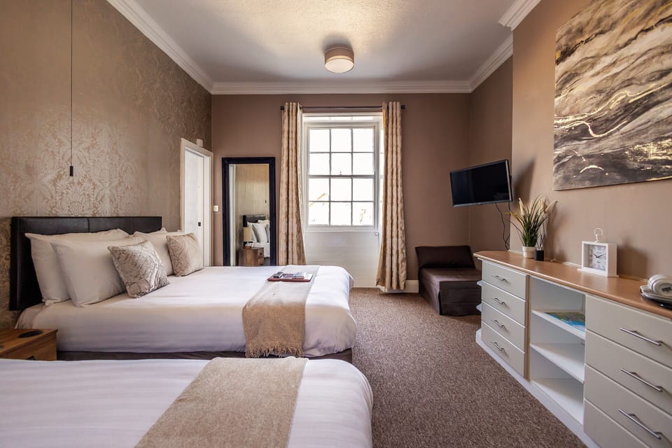 Blackout drapes, free WiFi, bed sheets