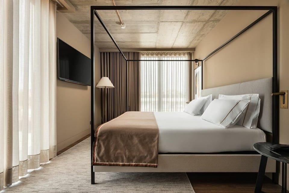 Junior Suite | Minibar, in-room safe, laptop workspace, soundproofing