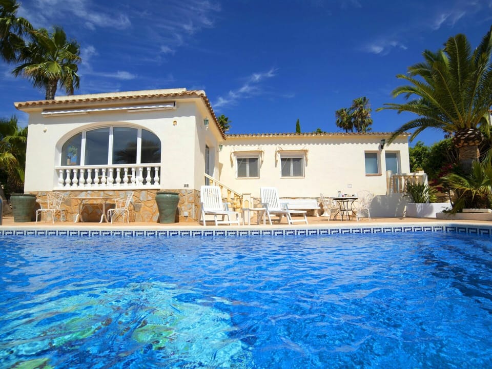 Water, Cloud, Sky, Plant, Building, Property, Window, Swimming Pool, Blue, Tree