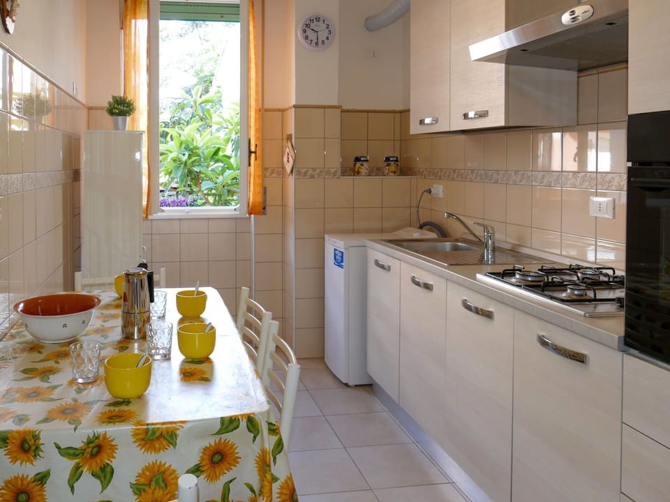 Kitchen Sink, Cabinetry, Tap, Sink, Countertop, Furniture, Property, Plumbing Fixture, Building, Table