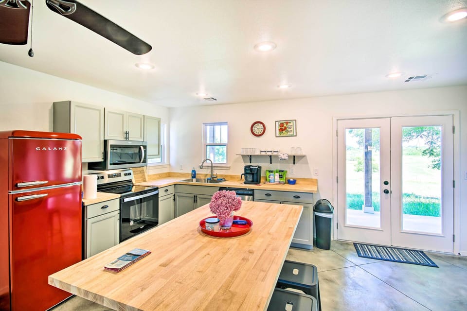 Fully Equipped Kitchen | Cooking Basics | Spices | Coffee Maker | Breakfast Bar