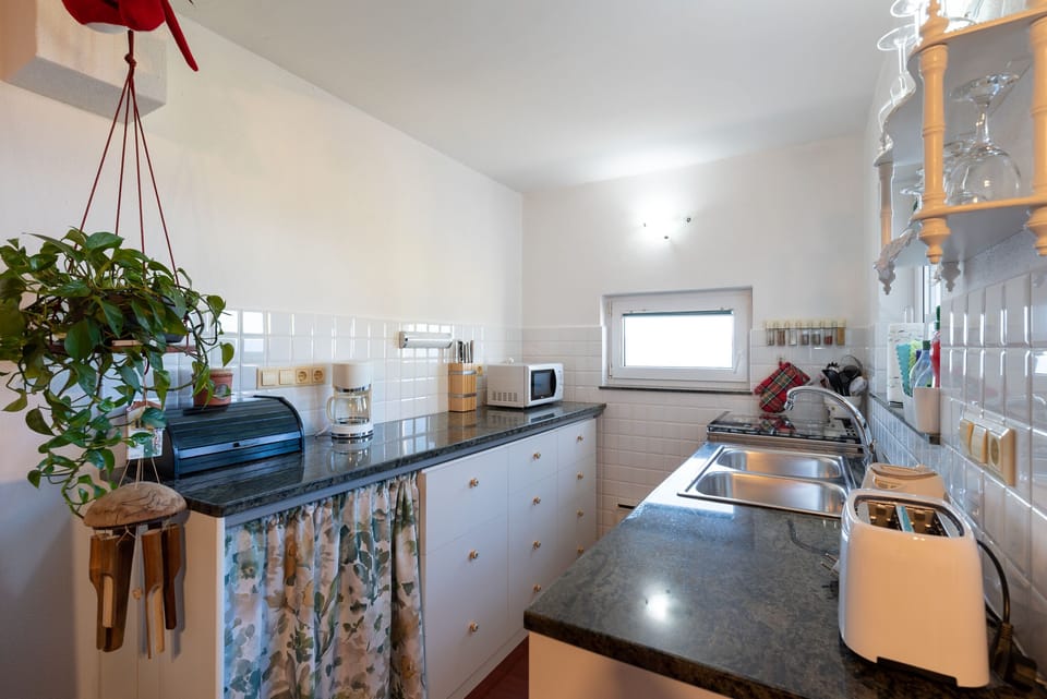 Private kitchen | Fridge, microwave, oven, stovetop