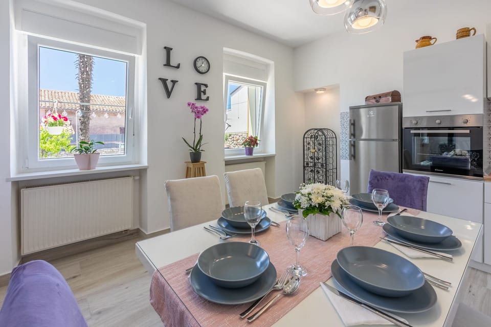 Private kitchen | Fridge, microwave, oven, stovetop