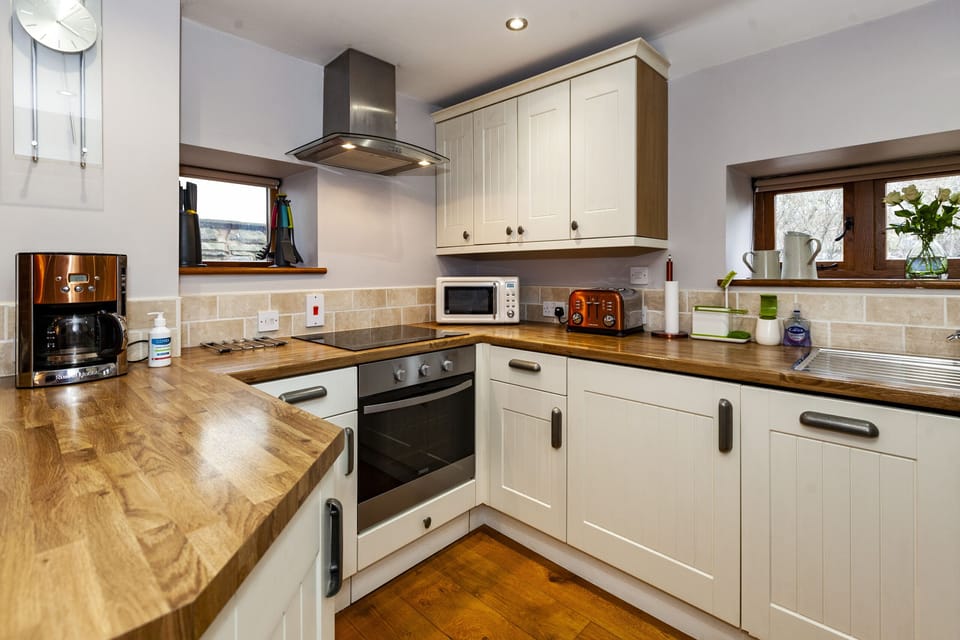 Superior Cottage, Private Bathroom (Montgomery's Coach House) | Shared kitchen | Highchair
