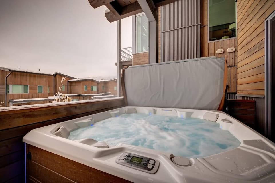 Private Salt Water Hot Tub (Lower Level)