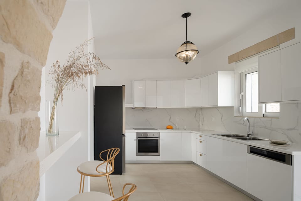 The self-catering kitchen guarantees evenings filled with family meals. 