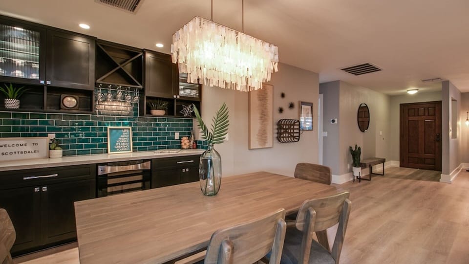 Studio (4 Bedrooms) | Dining room