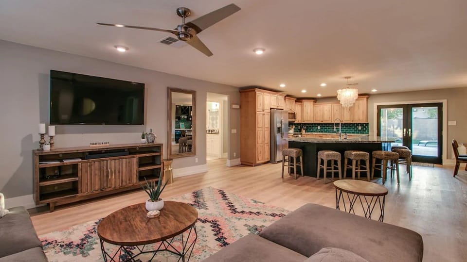 Studio (4 Bedrooms) | Living area