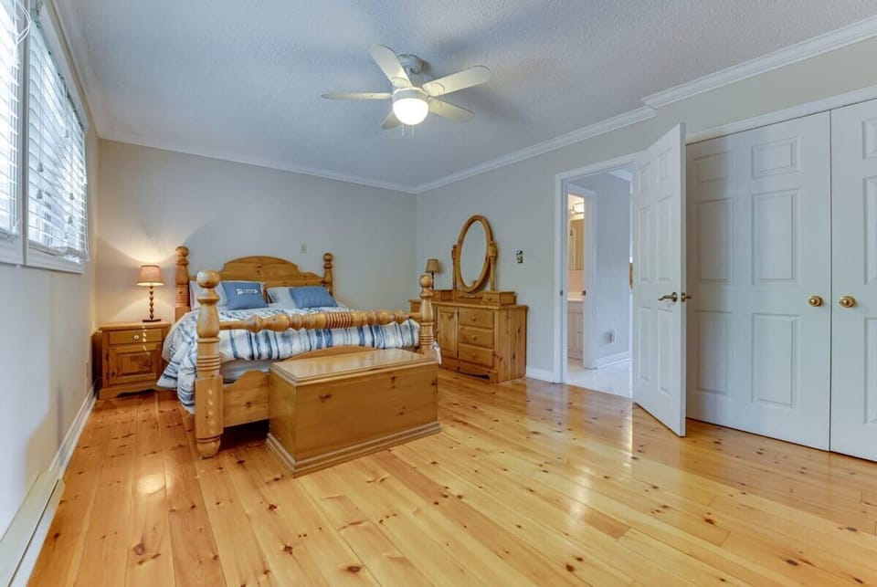 Upper Principal bedroom King bed