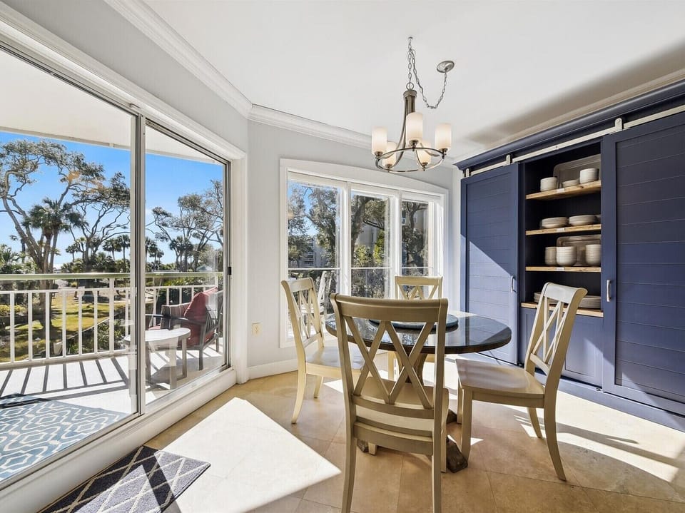 Breakfast Table at 103 Windsor Place