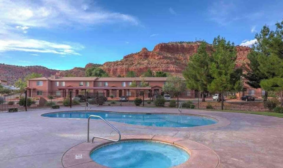 Soak up Kanab's red rock scenery from the community pool and hot tub at Kasa Kanab L6.