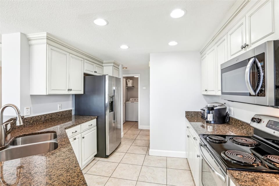 Kitchen with Breakfast Bar at 4108 Windsor Court North