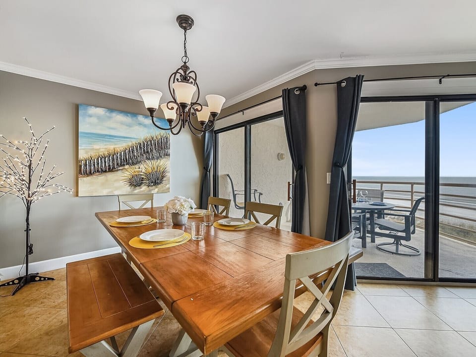 Dining Table with Ocean Views at 3433 Villamare