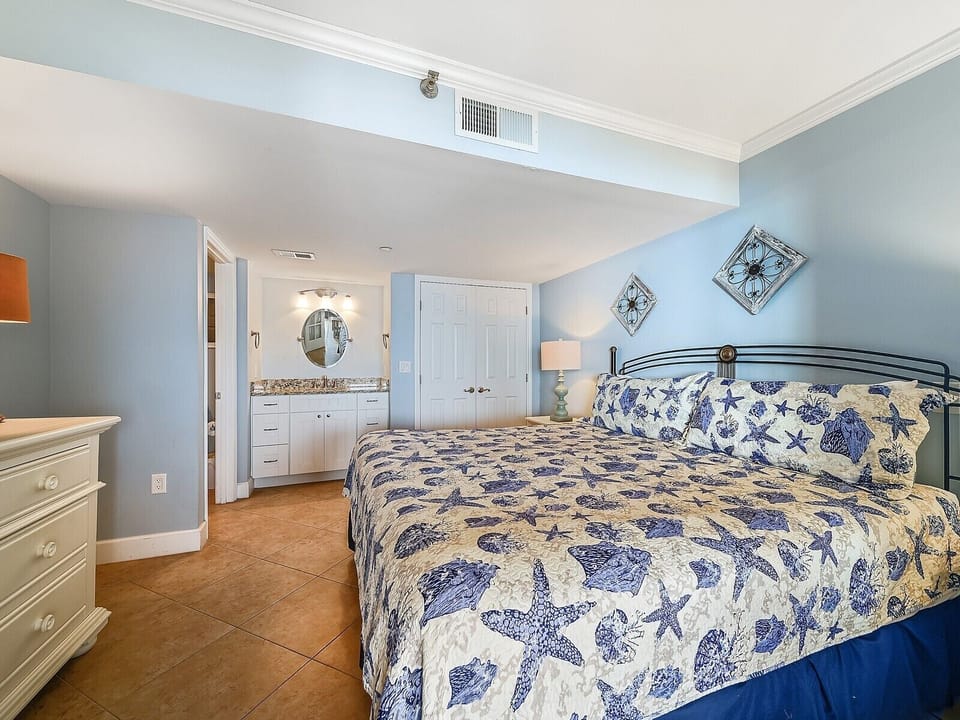 Guest Bedroom with Private Bath at 3433 Villamare