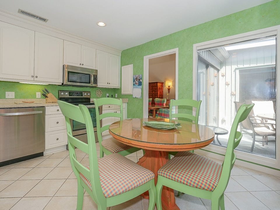 Eat-In Kitchen Table at 7 Turtle Lane Club